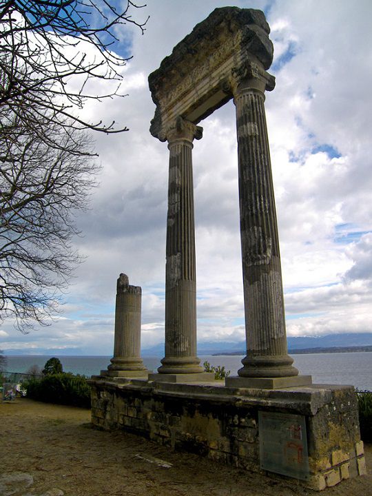 Roman column - Nyon, Vaud, Switzerland.jpg