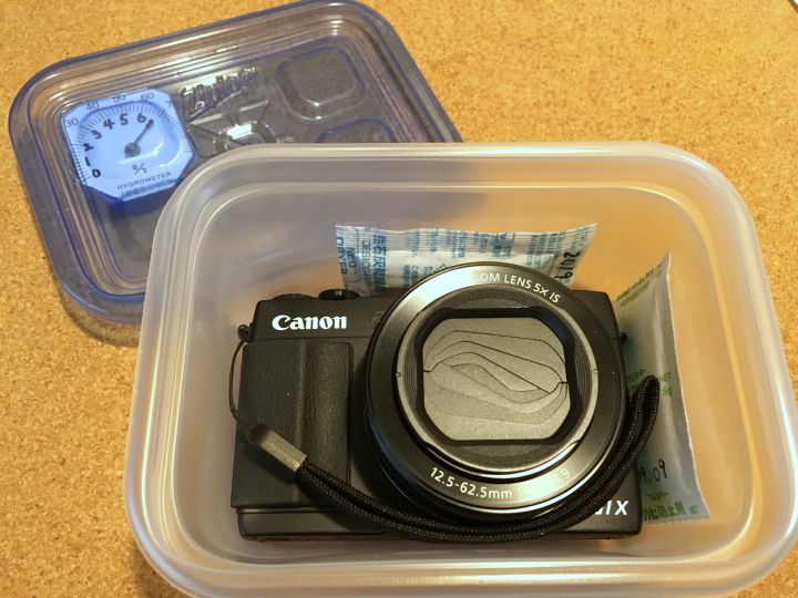 低費用で作る 自作ドライボックス 湿度計付カメラ用防湿庫