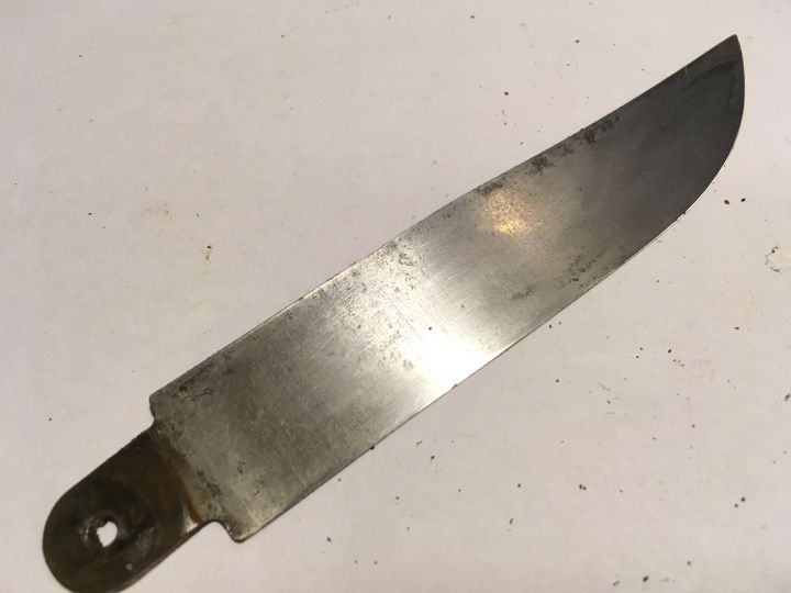 黒錆の浮いたオピネルナイフのブレード