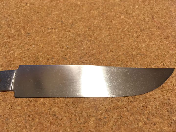 腐食痕の残るオピネルナイフ裏