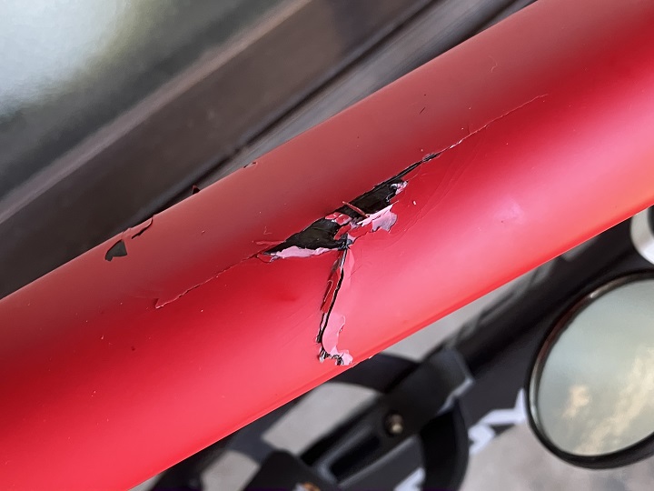 ロードバイク カーボンフレーム 割れ